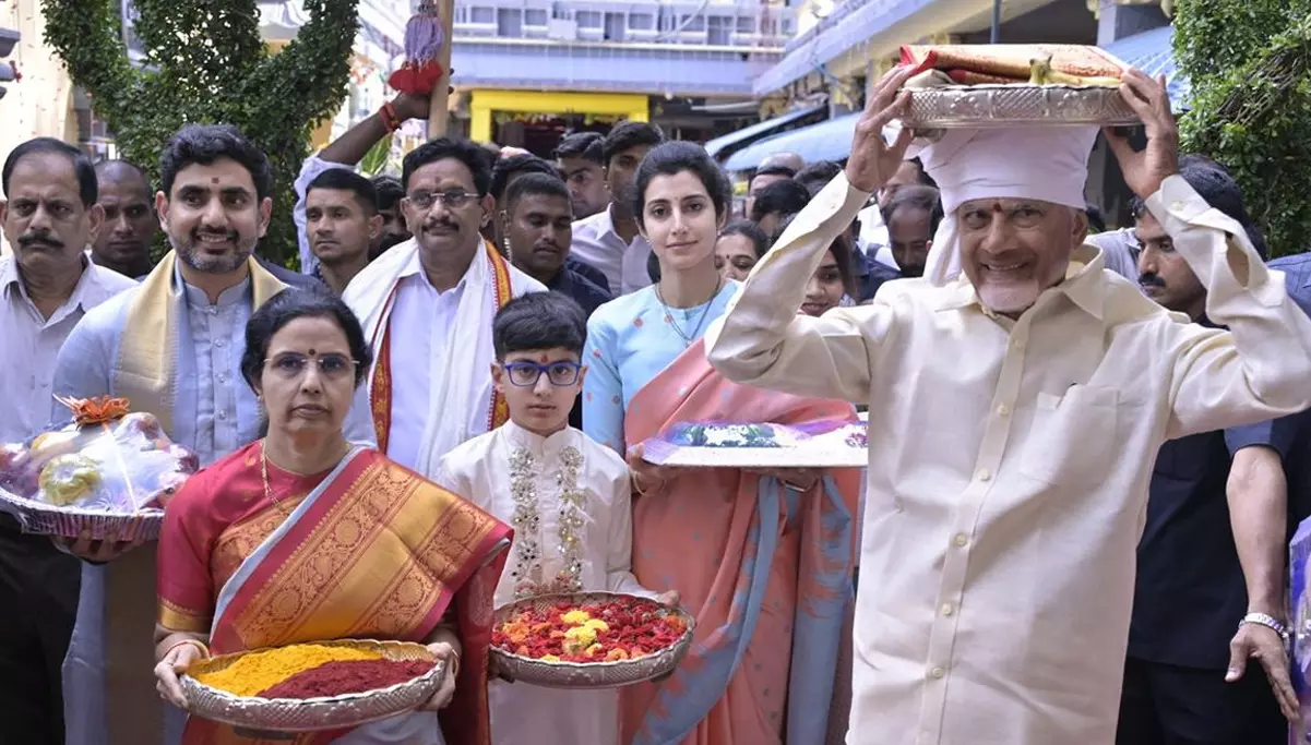 Indrakeeladri: చంద్రబాబు దంపతులు దుర్గమ్మకు పట్టు వస్త్రాలు సమర్పించారు..