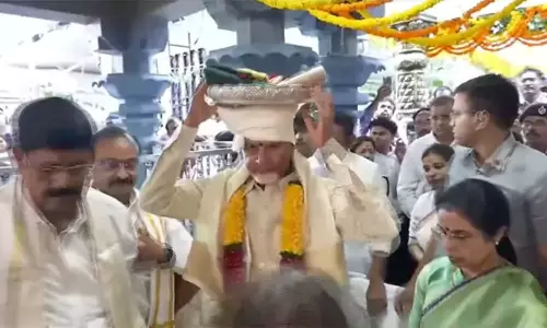 Chandrababu: కనకదుర్గమ్మకు పట్టువస్త్రాలు సమర్పించిన సీఎం చంద్రబాబు