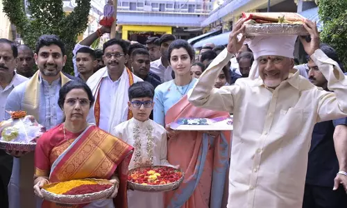 Indrakeeladri: చంద్రబాబు దంపతులు దుర్గమ్మకు పట్టు వస్త్రాలు సమర్పించారు..