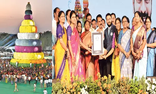 Bathukamma: సరూర్నగర్ మైదానంలో బతుకమ్మ సంబురాలు.. రెండు విభాగాల్లో గిన్నిస్ వరల్డ్ రికార్డ్లో స్థానం Bathukamma: సరూర్నగర్ మైదానంలో బతుకమ్మ సంబురాలు.. రెండు విభాగాల్లో గిన్నిస్ వరల్డ్ రికార్డ్లో స్థానం