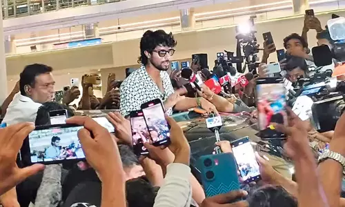 Tilak Varma: శంషాబాద్లో తిలక్ వర్మకు ఘనస్వాగతం Tilak Varma: శంషాబాద్లో తిలక్ వర్మకు ఘనస్వాగతం