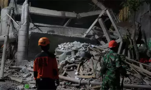 School Building Collapses: ఇండోనేషియాలో కుప్పకూలిన స్కూల్ బిల్డింగ్.. శిథిలాల కింద 65 మంది విద్యార్థులు