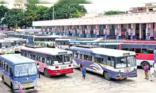 దసరాకి టీఎస్ఆర్టీసీ ప్రత్యేక బస్సులు: 8 వేల బస్సులతో ప్రయాణికులకు వెసులుబాటు దసరాకి టీఎస్ఆర్టీసీ ప్రత్యేక బస్సులు: 8 వేల బస్సులతో ప్రయాణికులకు వెసులుబాటు