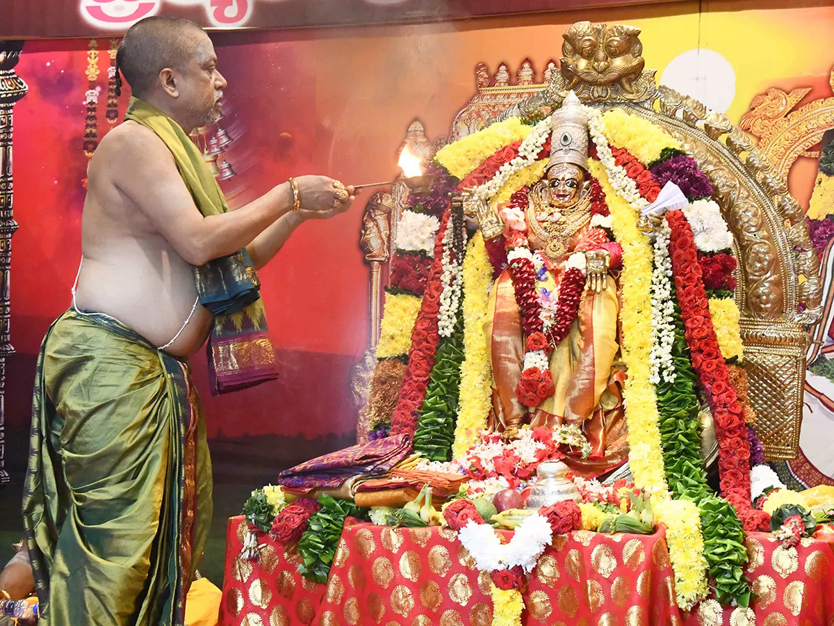 దసరా: రాజరాజేశ్వరీదేవిగా దుర్గమ్మ.. ఇంద్రకీలాద్రికి పోటెత్తిన భక్తులు