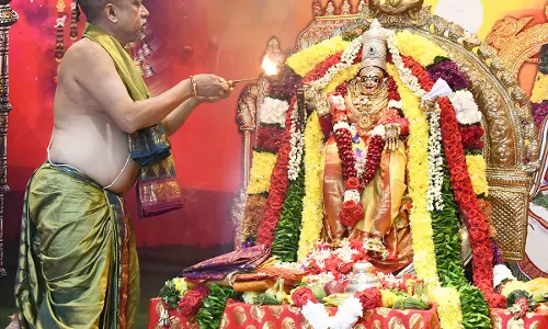 దసరా: రాజరాజేశ్వరీదేవిగా దుర్గమ్మ.. ఇంద్రకీలాద్రికి పోటెత్తిన భక్తులు దసరా: రాజరాజేశ్వరీదేవిగా దుర్గమ్మ.. ఇంద్రకీలాద్రికి పోటెత్తిన భక్తులు