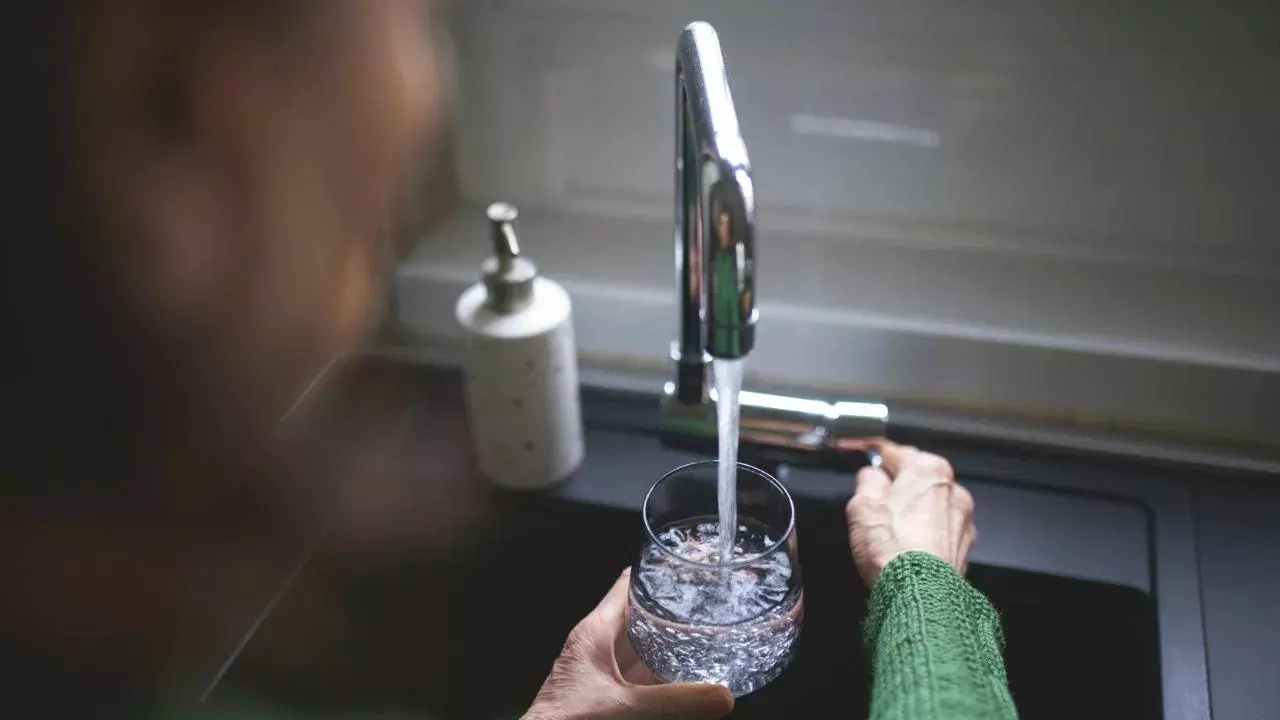 Drinking Water : దాహం వేయకపోయినా నీరు తాగుతున్నారా? అయితే ఈ విషయాలు తప్పక తెలుసుకోండి Drinking Water : దాహం వేయకపోయినా నీరు తాగుతున్నారా? అయితే ఈ విషయాలు తప్పక తెలుసుకోండి