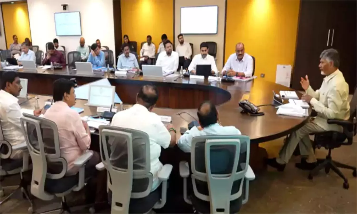 Chandrababu: చంద్రబాబు అధ్యక్షతన ఎస్ఐపీబీ సమావేశం.. రూ.1.14 లక్షల కోట్ల పెట్టుబడులకు ఆమోదం Chandrababu: చంద్రబాబు అధ్యక్షతన ఎస్ఐపీబీ సమావేశం.. రూ.1.14 లక్షల కోట్ల పెట్టుబడులకు ఆమోదం