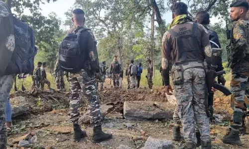 ఛత్తీస్‌గఢ్ బీజాపూర్ జిల్లాలో దారుణం.. నక్సల్స్‌ అమరచిన ఐఈడీ పేలుడులో గిరిజన బాలిడికి గాయాలు