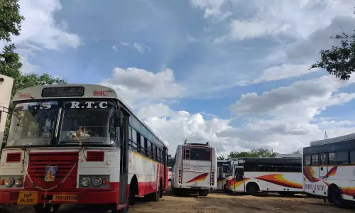 నిజామాబాద్ జిల్లా ఆలూరులో మద్యం మత్తులో యువకుడు వీరంగం