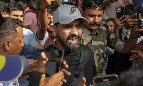 Rohit Sharma : ముంబైలో రోహిత్ శర్మకు చుక్కలు చూపించిన అభిమానులు.. రక్షించిన జిగ్రీదోస్త్ Rohit Sharma : ముంబైలో రోహిత్ శర్మకు చుక్కలు చూపించిన అభిమానులు.. రక్షించిన జిగ్రీదోస్త్