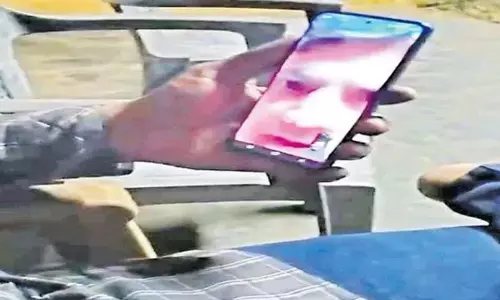 Cyber Fraud: ఏఐ వీడియోతో సీఎం చంద్రబాబుపేరుతో డబ్బులు వసూలు Cyber Fraud: ఏఐ వీడియోతో సీఎం చంద్రబాబుపేరుతో డబ్బులు వసూలు