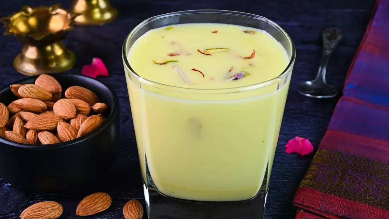 Saffron Milk : కేసరి పాలు తయారుచేసే పద్ధతి.. రోజూ రాత్రి తాగితే ఎలాంటి బెనిఫిట్స్ ఉంటాయంటే Saffron Milk : కేసరి పాలు తయారుచేసే పద్ధతి.. రోజూ రాత్రి తాగితే ఎలాంటి బెనిఫిట్స్ ఉంటాయంటే