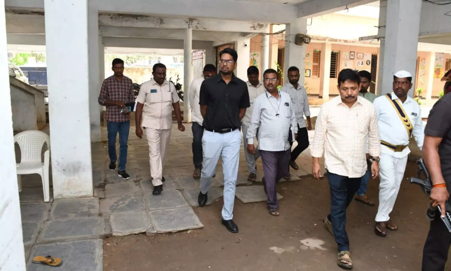 జిల్లా కలెక్టర్ ఆధర్ష్ సురభి గవర్న్మెంట్ గర్ల్స్ కాలేజీ పరిశీలన