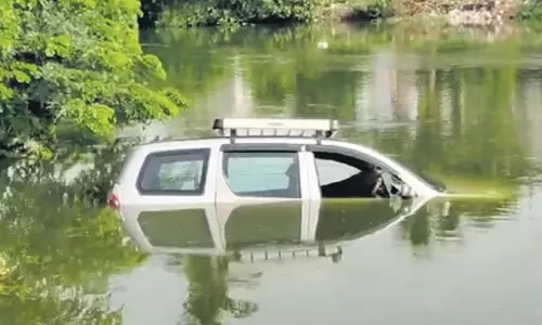 Eluru : అదుపుతప్పి కాలువలో పడ్డ కారు