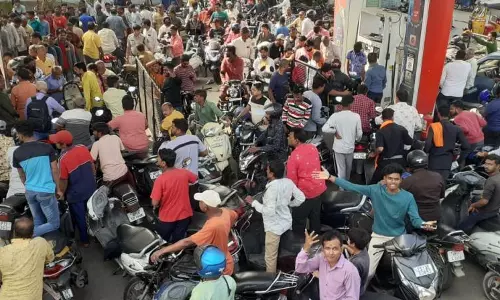 Asifabad: ఆసీఫాబాద్ జైనుర్ పెట్రోల్ బంక్లో వాహనదారుల అవస్థ – జనరేటర్ సౌకర్యం లేక ఇబ్బందులు Asifabad: ఆసీఫాబాద్ జైనుర్ పెట్రోల్ బంక్లో వాహనదారుల అవస్థ – జనరేటర్ సౌకర్యం లేక ఇబ్బందులు