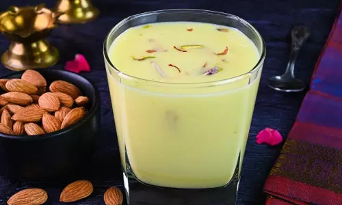 Saffron Milk : కేసరి పాలు తయారుచేసే పద్ధతి.. రోజూ రాత్రి తాగితే ఎలాంటి బెనిఫిట్స్ ఉంటాయంటే