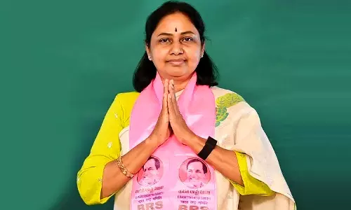 Jubilee Hills Bypoll: జూబ్లీహిల్స్ అభ్యర్థి మాగంటి సునీతకు బీఫామ్ Jubilee Hills Bypoll: జూబ్లీహిల్స్ అభ్యర్థి మాగంటి సునీతకు బీఫామ్