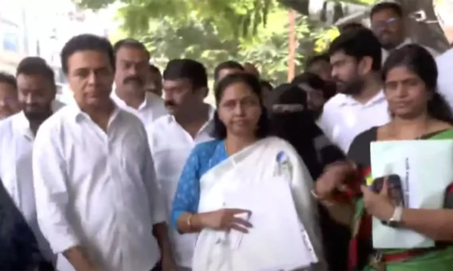 Jubilee Hills Bypoll: నామినేషన్ దాఖలు చేసిన మాగంటి సునీత Jubilee Hills Bypoll: నామినేషన్ దాఖలు చేసిన మాగంటి సునీత