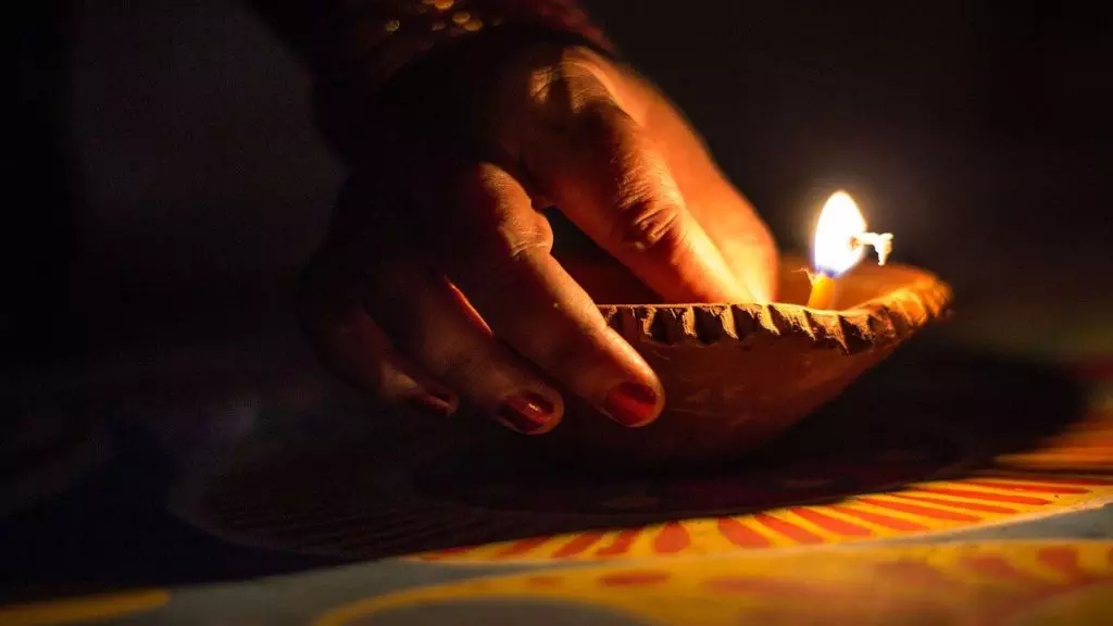 Deepavali: పాత మట్టి దీపాలను తిరిగి వెలిగించవచ్చా?