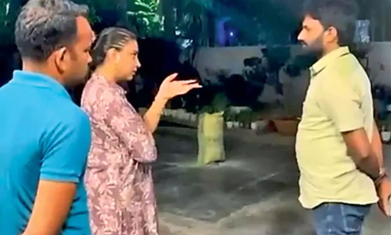 Konda Surekha: మంత్రి కొండా సురేఖ ఇంట్లో హైడ్రామా.. ఓఎస్డీ సుమంత్ కోసం పోలీసుల గాలింపు Konda Surekha: మంత్రి కొండా సురేఖ ఇంట్లో హైడ్రామా.. ఓఎస్డీ సుమంత్ కోసం పోలీసుల గాలింపు