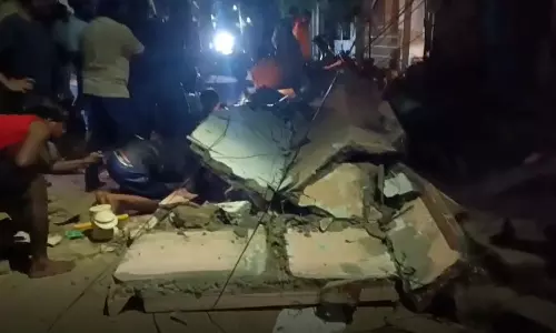 DJ Sound: శ్రీకాకుళం జిల్లా నరసన్నపేటలో దారుణం.. డీజే సౌండ్కి గోడ కూలి పలువురికి గాయాలు DJ Sound: శ్రీకాకుళం జిల్లా నరసన్నపేటలో దారుణం.. డీజే సౌండ్కి గోడ కూలి పలువురికి గాయాలు