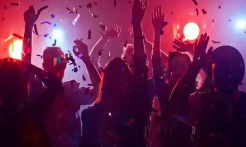 Rave Party: రంగారెడ్డి జిల్లాలో ఫాంహౌజ్‌లో రేవ్ పార్టీ