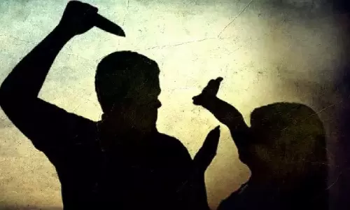 Nalgonda: కేతేపల్లిలో ప్రేమ పేరుతో దారుణం.. మైనర్ బాలికపై హత్యాయత్నానికి పాల్పడ్డ ఉన్మాది Nalgonda: కేతేపల్లిలో ప్రేమ పేరుతో దారుణం.. మైనర్ బాలికపై హత్యాయత్నానికి పాల్పడ్డ ఉన్మాది