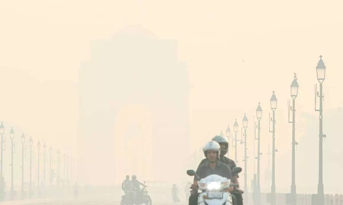 Air Pollution: ఢిల్లీని కమ్మేసిన దట్టమైన పొగ