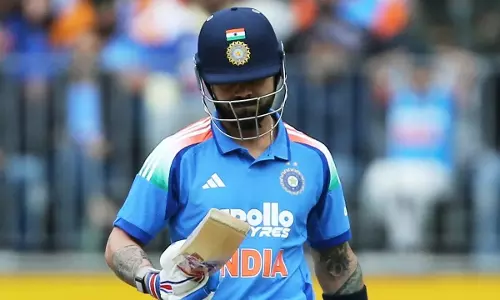 Virat Kohli : ఫ్యాన్స్ ఆశలపై నీళ్లు చల్లిన కోహ్లీ.. ఆస్ట్రేలియాపై రెండవ మ్యాచ్లోనూ డకౌట్ Virat Kohli : ఫ్యాన్స్ ఆశలపై నీళ్లు చల్లిన కోహ్లీ.. ఆస్ట్రేలియాపై రెండవ మ్యాచ్లోనూ డకౌట్