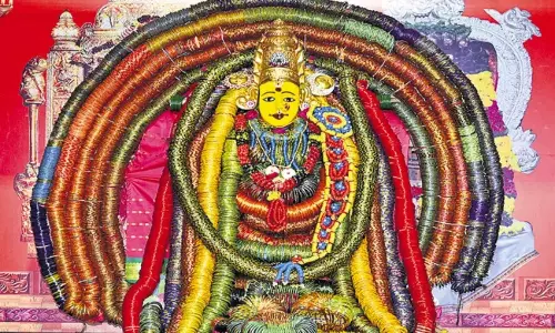 గాజుల అలంకారణలో విజయవాడ ఇంద్రకిలాద్రి అమ్మవారు గాజుల అలంకారణలో విజయవాడ ఇంద్రకిలాద్రి అమ్మవారు