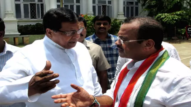 Nalgonda: నల్గొండ డీసీసీ పీఠంపై తీవ్ర పోటీ Nalgonda: నల్గొండ డీసీసీ పీఠంపై తీవ్ర పోటీ