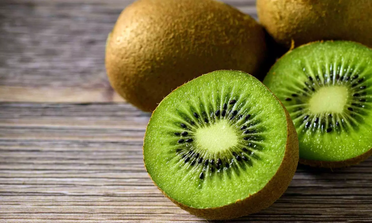 Kiwi Health Benefits: కీవీ పండుతో ఆరోగ్య ప్రయోజనాలు మెండు.. ఈ సూపర్ఫ్రూట్తో బోలెడు లాభాలు.. Kiwi Health Benefits: కీవీ పండుతో ఆరోగ్య ప్రయోజనాలు మెండు.. ఈ సూపర్ఫ్రూట్తో బోలెడు లాభాలు..