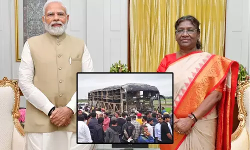 Kurnool Bus Accident: బస్సు ప్రమాదంపై రాష్ట్రపతి, ప్రధాని దిగ్భ్రాంతి Kurnool Bus Accident: బస్సు ప్రమాదంపై రాష్ట్రపతి, ప్రధాని దిగ్భ్రాంతి
