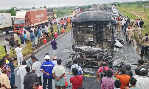 Kurnool Bus Accident: కర్నూలు ఘటన.. దగ్ధమైన బస్సు నుంచి 19 మృతదేహాల వెలికితీత Kurnool Bus Accident: కర్నూలు ఘటన.. దగ్ధమైన బస్సు నుంచి 19 మృతదేహాల వెలికితీత