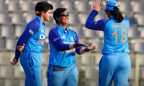 అమ్మాయిల అదుర్స్! వన్డే ప్రపంచకప్ సెమీస్లో భారత్ – స్మృతి, ప్రతీక సెంచరీలతో ఘన విజయం! అమ్మాయిల అదుర్స్! వన్డే ప్రపంచకప్ సెమీస్లో భారత్ – స్మృతి, ప్రతీక సెంచరీలతో ఘన విజయం!