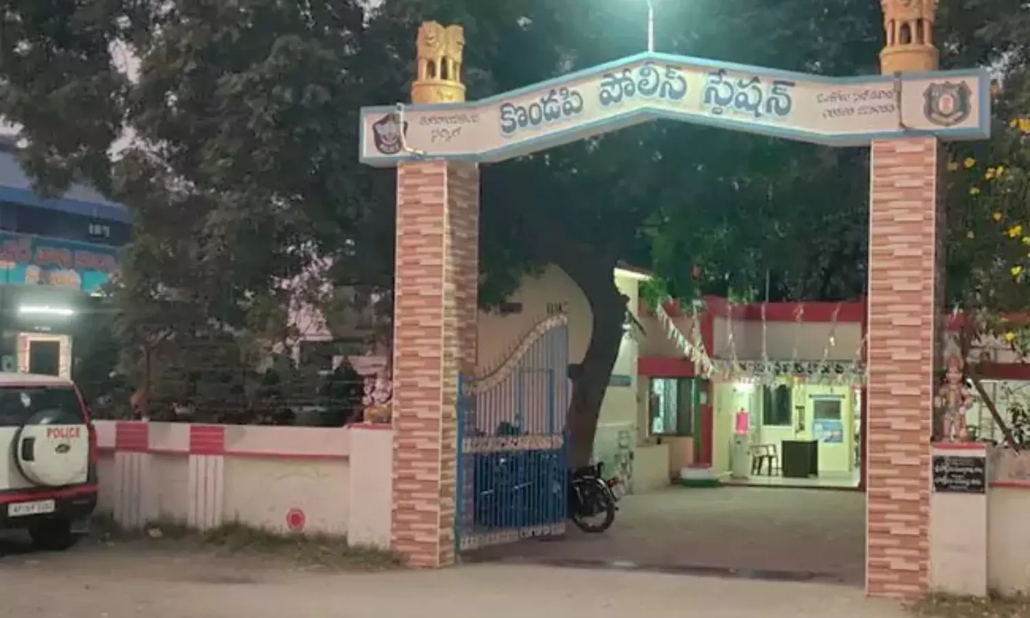 ప్రకాశం జిల్లా వెన్నూరులో దారుణం.. కూతురిపై అత్యాచారానికి పాల్పడ్డ కసాయితండ్రి ప్రకాశం జిల్లా వెన్నూరులో దారుణం.. కూతురిపై అత్యాచారానికి పాల్పడ్డ కసాయితండ్రి