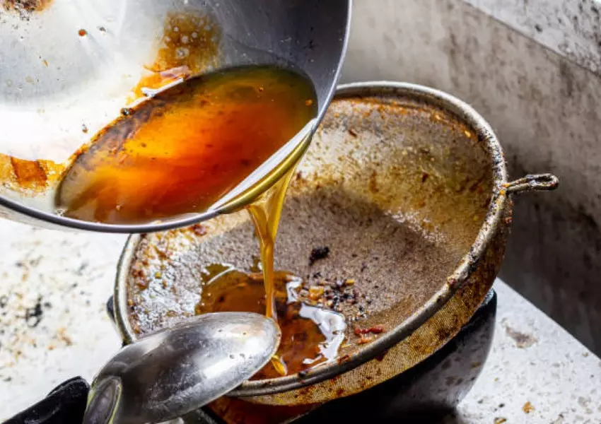 Reused Cooking Oil : రోడ్డు పక్కన ఫుడ్ తినేవారికి అలర్ట్.. వంట నూనె మళ్లీ, మళ్లీ వాడడంపై మానవ హక్కుల సంఘం సీరియస్ Reused Cooking Oil : రోడ్డు పక్కన ఫుడ్ తినేవారికి అలర్ట్.. వంట నూనె మళ్లీ, మళ్లీ వాడడంపై మానవ హక్కుల సంఘం సీరియస్