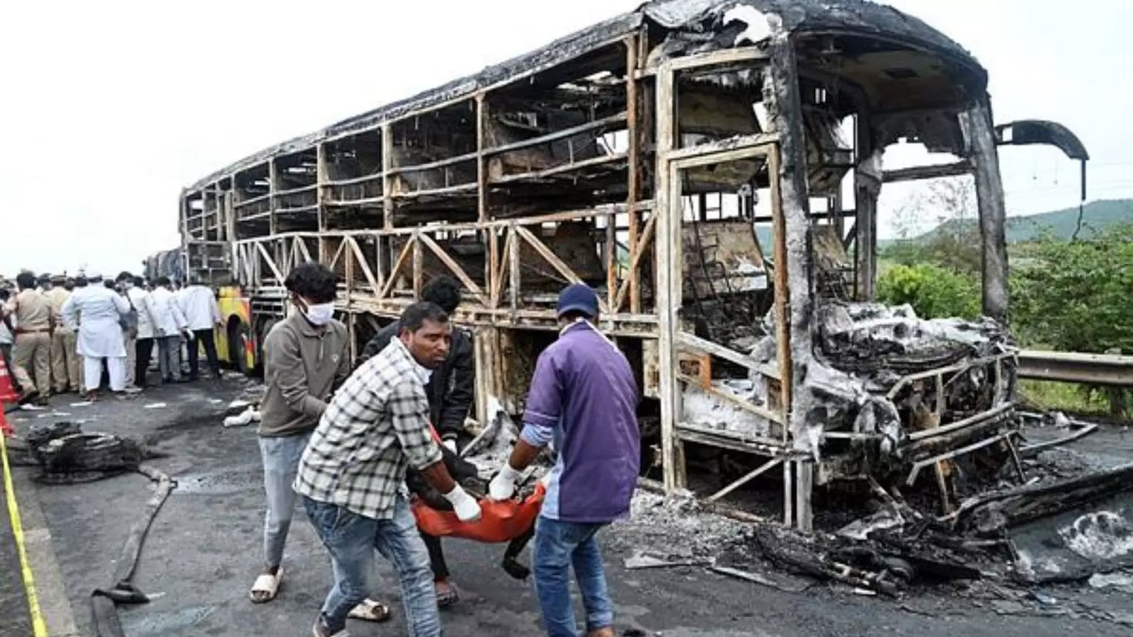 కర్నూలు బస్సు ప్రమాద మృతుల అంత్యక్రియలు పూర్తి