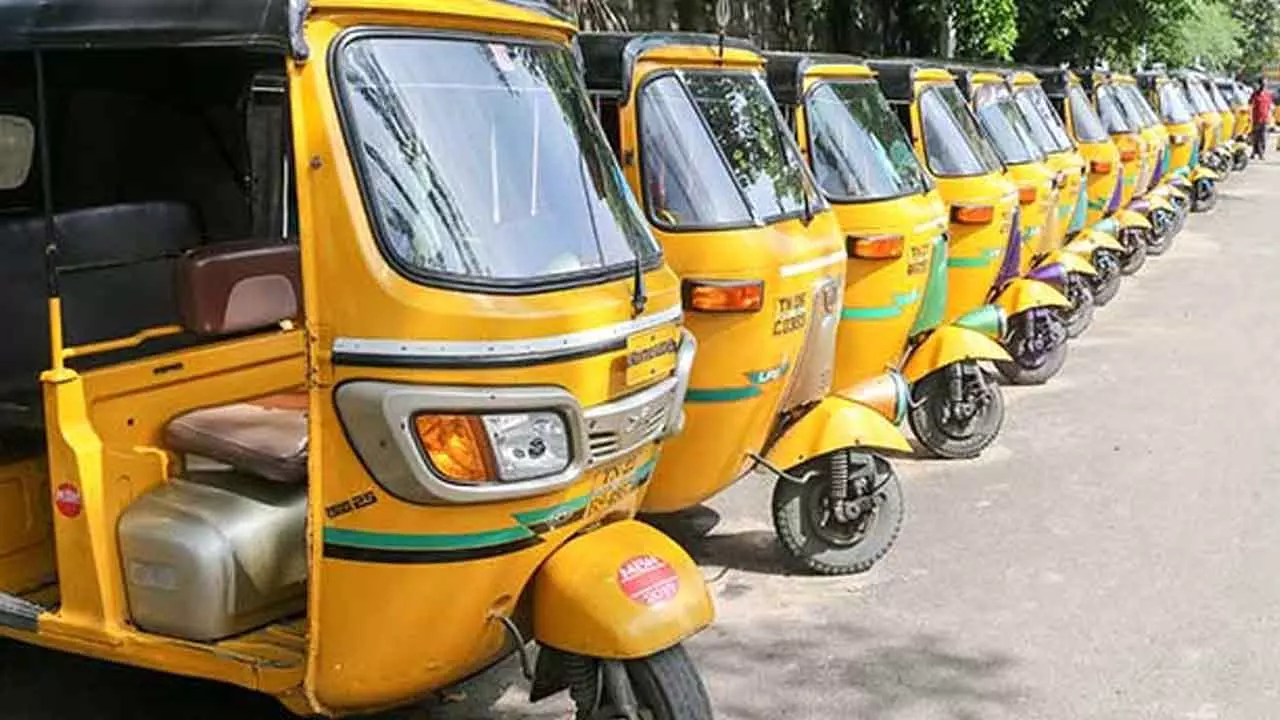 Satya Sai District: ఆటో డ్రైవర్లకు రోడ్డు భద్రతా సూచనలు చేసిన ఎస్ఐ భాష Satya Sai District: ఆటో డ్రైవర్లకు రోడ్డు భద్రతా సూచనలు చేసిన ఎస్ఐ భాష