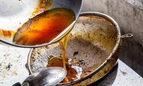 Reused Cooking Oil : రోడ్డు పక్కన ఫుడ్ తినేవారికి అలర్ట్.. వంట నూనె మళ్లీ, మళ్లీ వాడడంపై మానవ హక్కుల సంఘం సీరియస్ Reused Cooking Oil : రోడ్డు పక్కన ఫుడ్ తినేవారికి అలర్ట్.. వంట నూనె మళ్లీ, మళ్లీ వాడడంపై మానవ హక్కుల సంఘం సీరియస్
