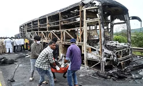 కర్నూలు బస్సు ప్రమాద మృతుల అంత్యక్రియలు పూర్తి