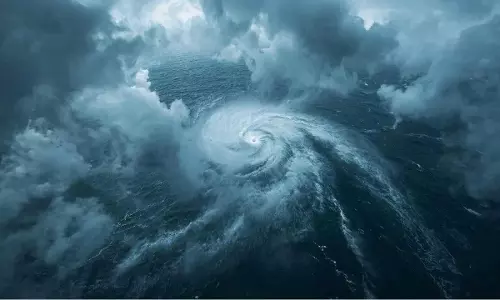 Cyclone Mountha: కాకినాడ టు నెల్లూరు రెడ్‌ అలర్ట్‌.. అత్యంత భారీ వర్షాలే!