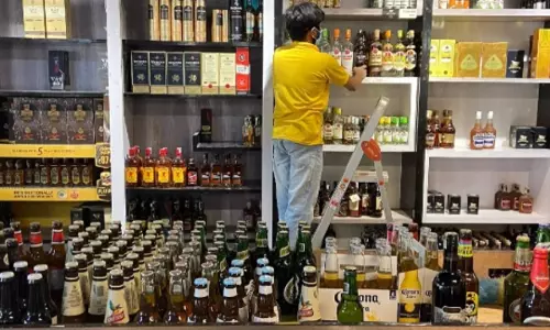 మెదక్ జిల్లా వ్యాప్తంగా కొనసాగుతున్న మద్యం షాపుల డ్రా ప్రక్రియ