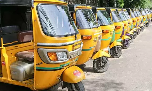 Satya Sai District: ఆటో డ్రైవర్లకు రోడ్డు భద్రతా సూచనలు చేసిన ఎస్ఐ భాష Satya Sai District: ఆటో డ్రైవర్లకు రోడ్డు భద్రతా సూచనలు చేసిన ఎస్ఐ భాష