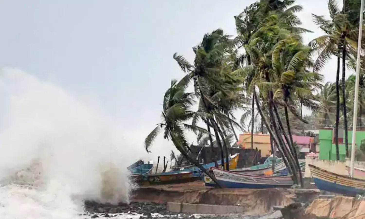 Cyclone Montha: కాకినాడ పోర్టుకు ఏడో ప్రమాద హెచ్చరిక జారీ Cyclone Montha: కాకినాడ పోర్టుకు ఏడో ప్రమాద హెచ్చరిక జారీ