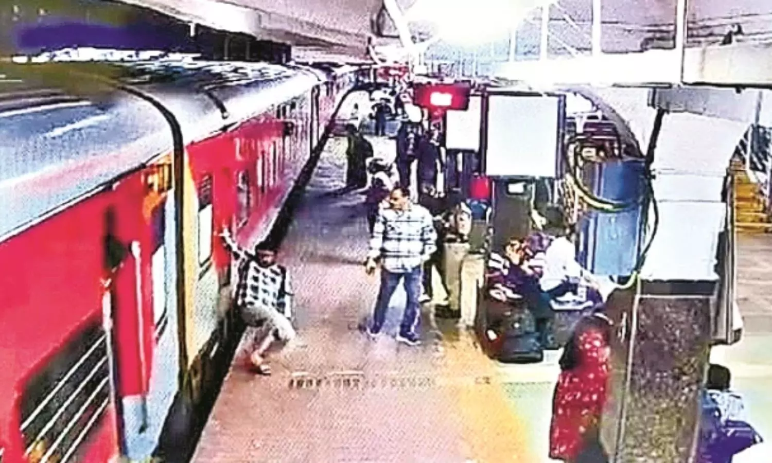 Kachiguda Railway Station: కాచిగూడ రైల్వే స్టేషన్‌లో తృటిలో తప్పిన ప్రమాదం