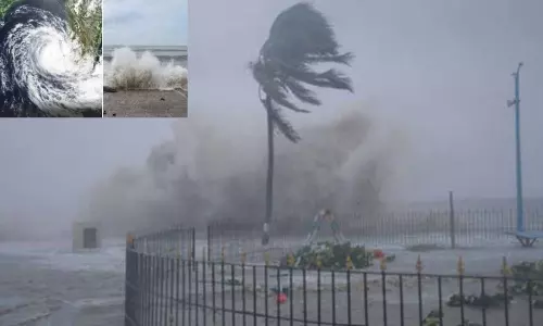 Cyclone Montha: బాపట్ల జిల్లాలో మొంథా తుఫాన్ కారణంగా కురుస్తున్న భారీ వర్షాలు Cyclone Montha: బాపట్ల జిల్లాలో మొంథా తుఫాన్ కారణంగా కురుస్తున్న భారీ వర్షాలు