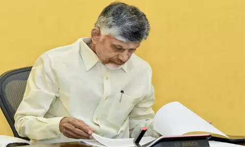 Cyclone Montha: మొంథా తుఫాన్ ప్రభావంపై అధికారులతో సీఎం చంద్రబాబు సమీక్ష Cyclone Montha: మొంథా తుఫాన్ ప్రభావంపై అధికారులతో సీఎం చంద్రబాబు సమీక్ష