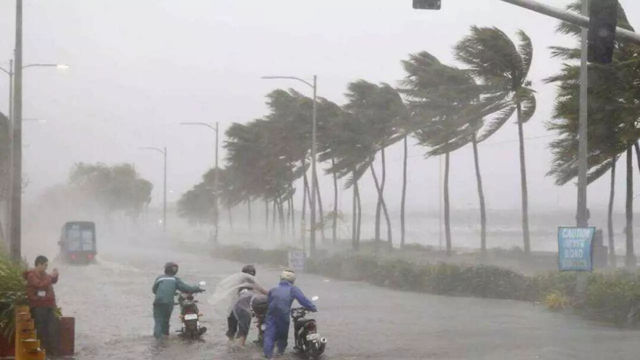 Cyclone Montha: బలహీనపడుతున్న మొంథా తుపాను.. ఆంధ్రాలో భారీ వర్షాల అలర్ట్