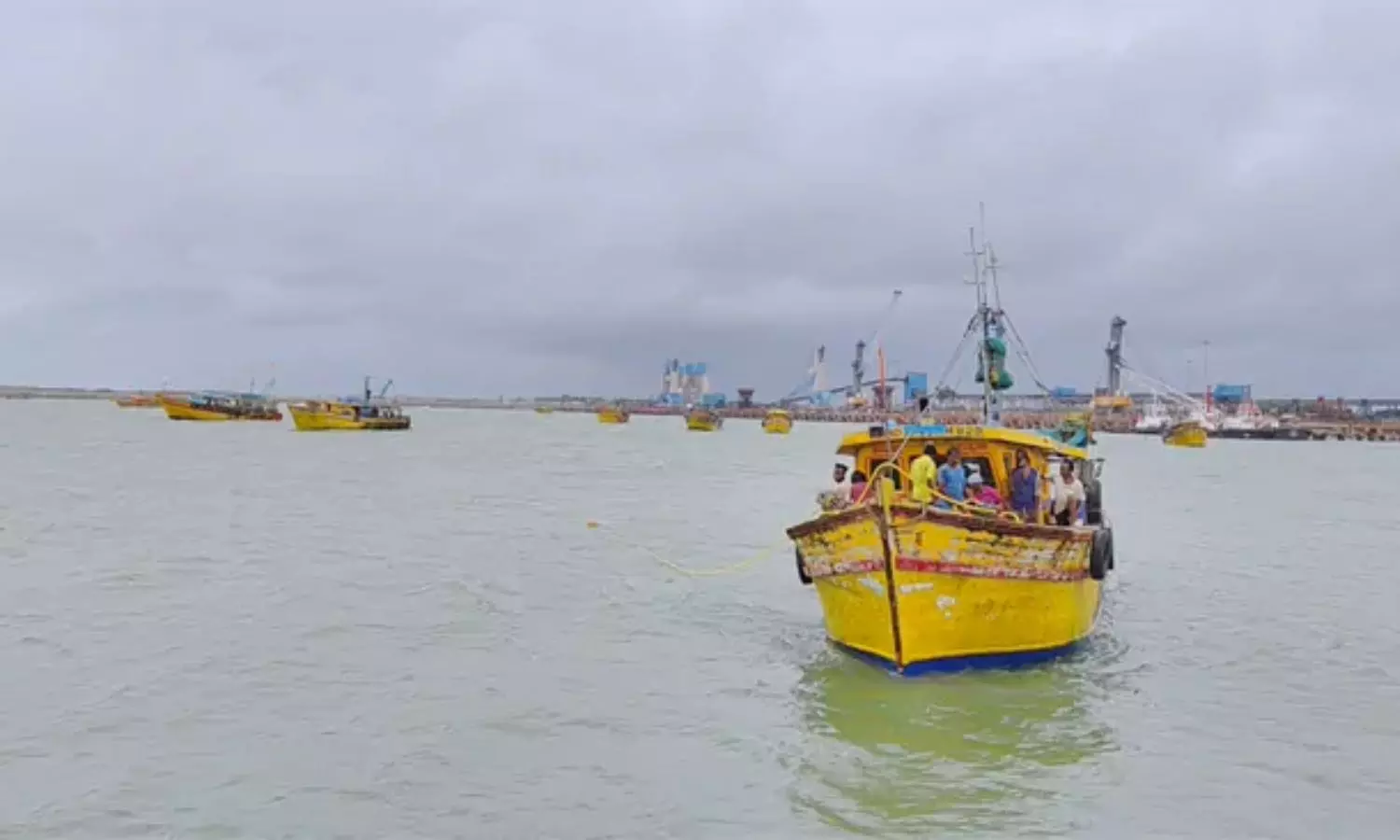 మొంథా ఎఫెక్ట్..  సముద్రంలో చిక్కుకున్న 600 మందిని కాపాడిన అధికారులు